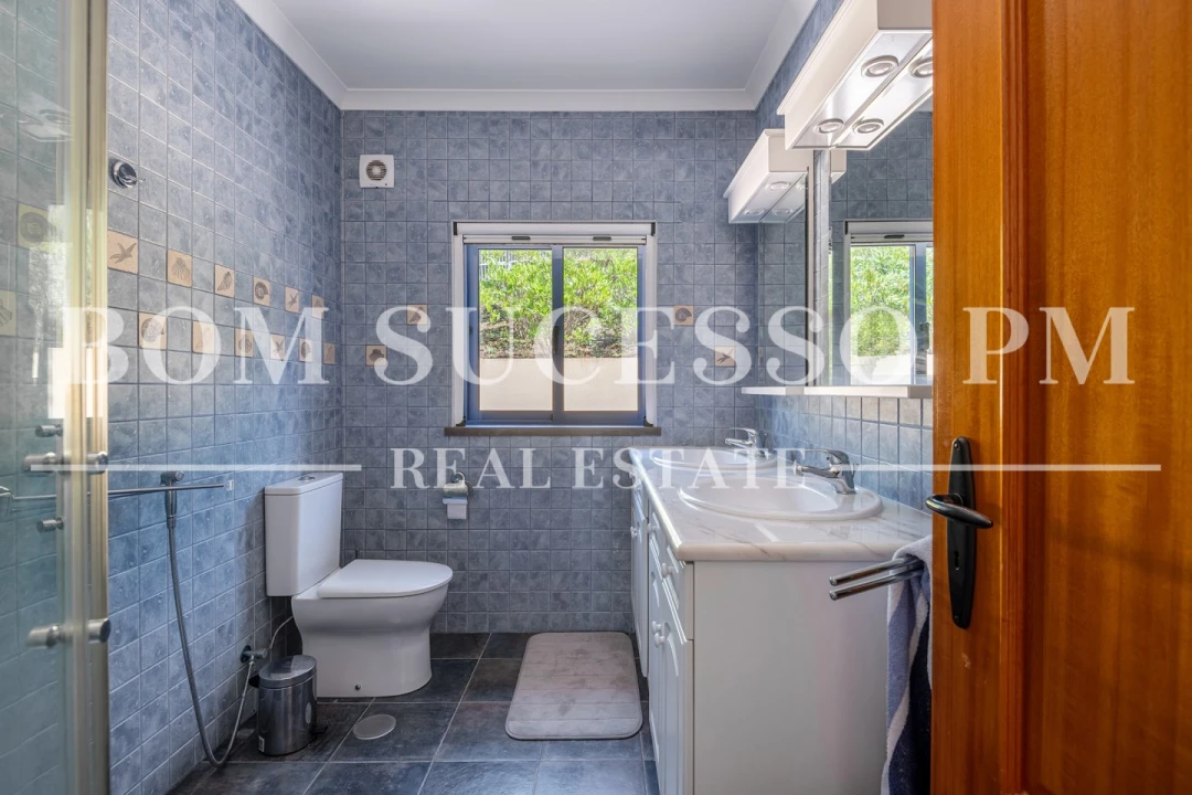 Moradia T4 para Venda em Usseira Foto 26