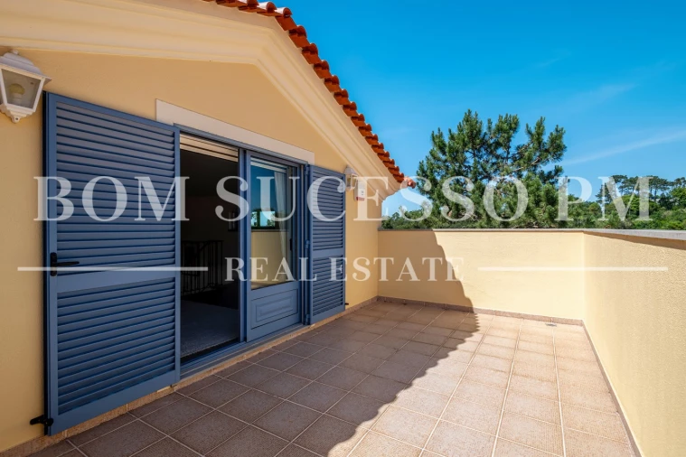 Moradia T4 para Venda em Usseira Foto 17