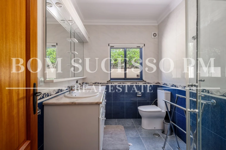 Moradia T4 para Venda em Usseira Foto 24