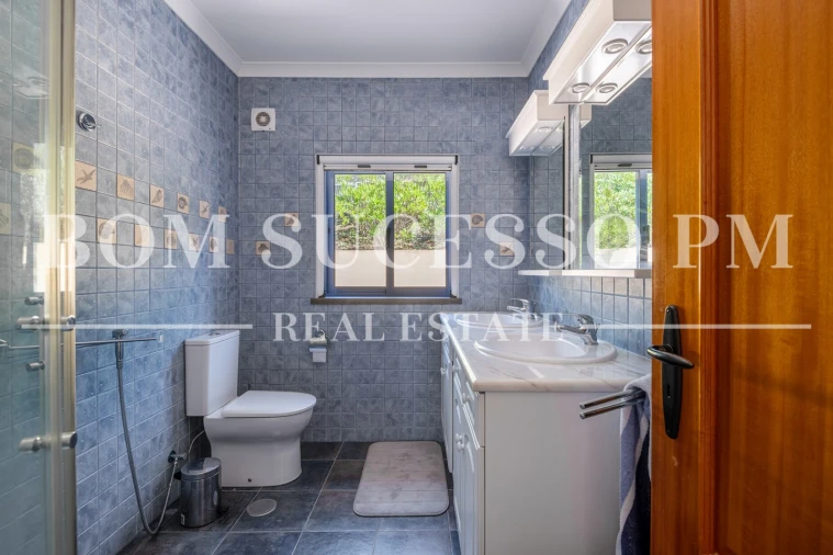 Moradia T4 para Venda em Usseira Foto 26