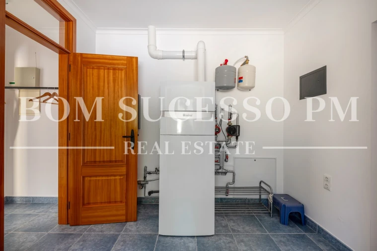 Moradia T4 para Venda em Usseira Foto 30