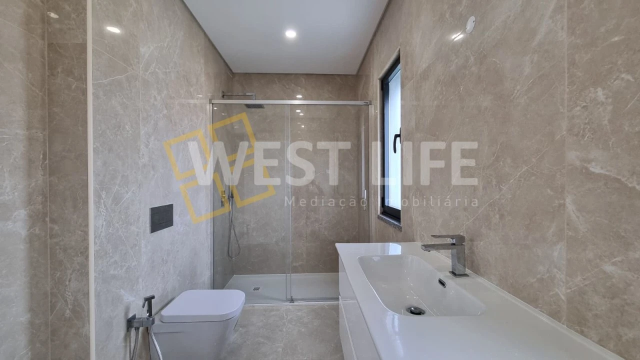 Moradia T4 para Venda em Igreja Nova e Cheleiros Foto 8