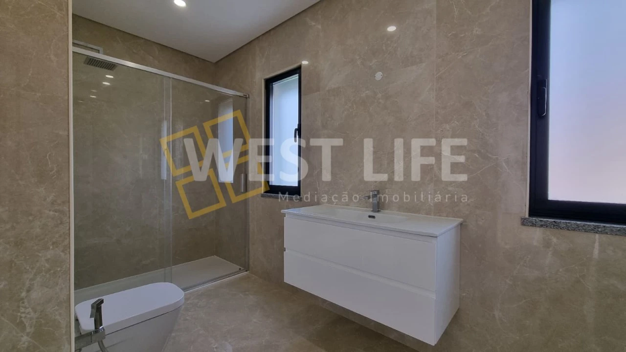 Moradia T4 para Venda em Igreja Nova e Cheleiros Foto 9