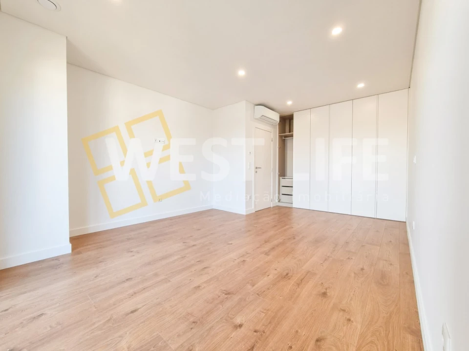 Moradia T4 para Venda em Igreja Nova e Cheleiros Foto 11