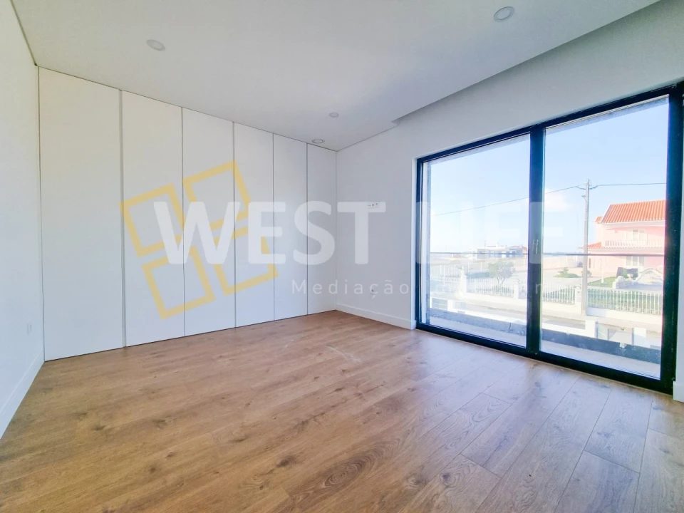 Moradia T4 para Venda em Igreja Nova e Cheleiros Foto 15