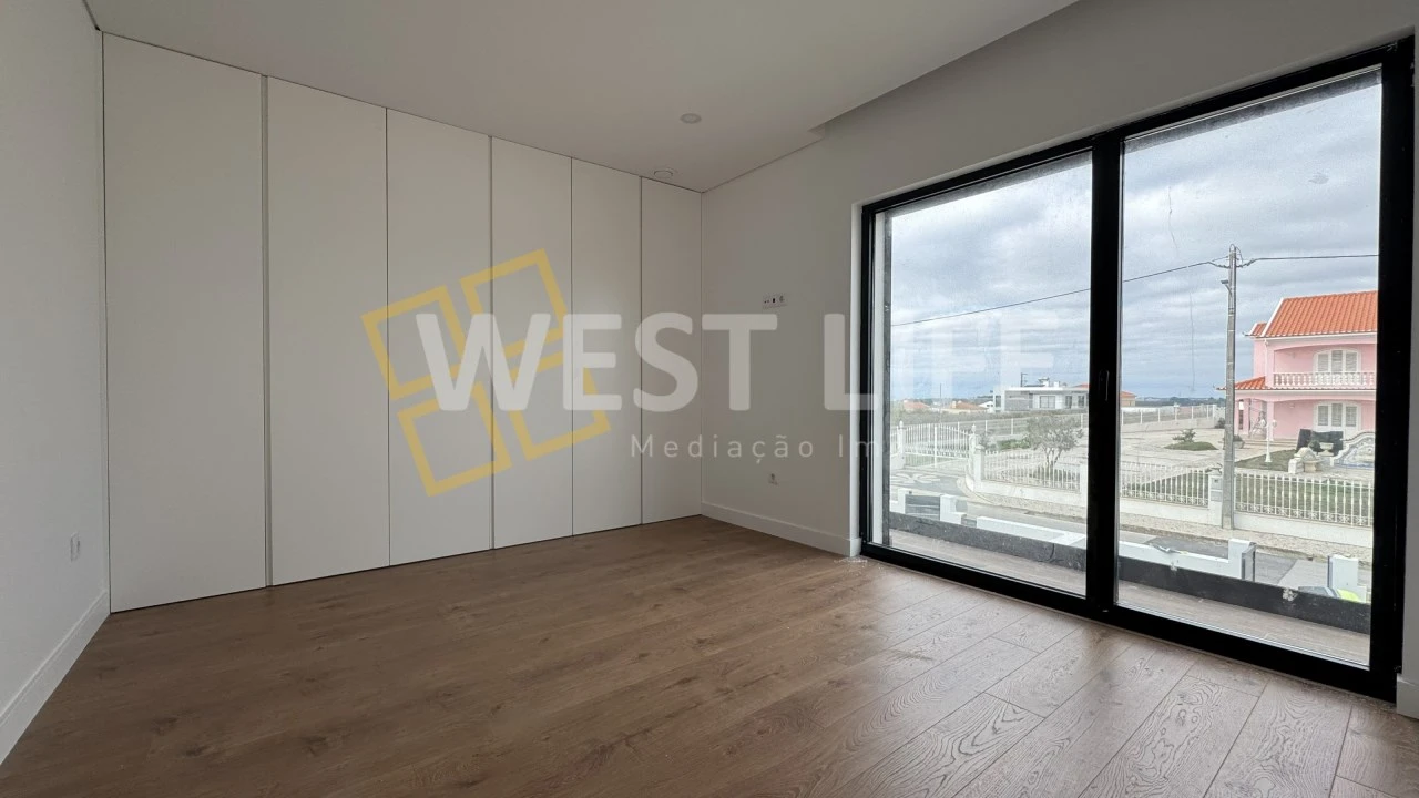 Moradia T4 para Venda em Igreja Nova e Cheleiros Foto 18