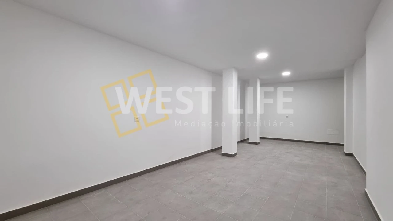 Moradia T4 para Venda em Igreja Nova e Cheleiros Foto 24