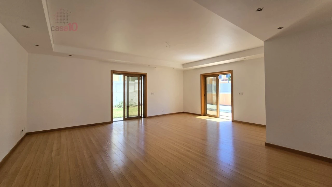 Moradia T4 para Arrendamento em Rio de Mouro Foto 3