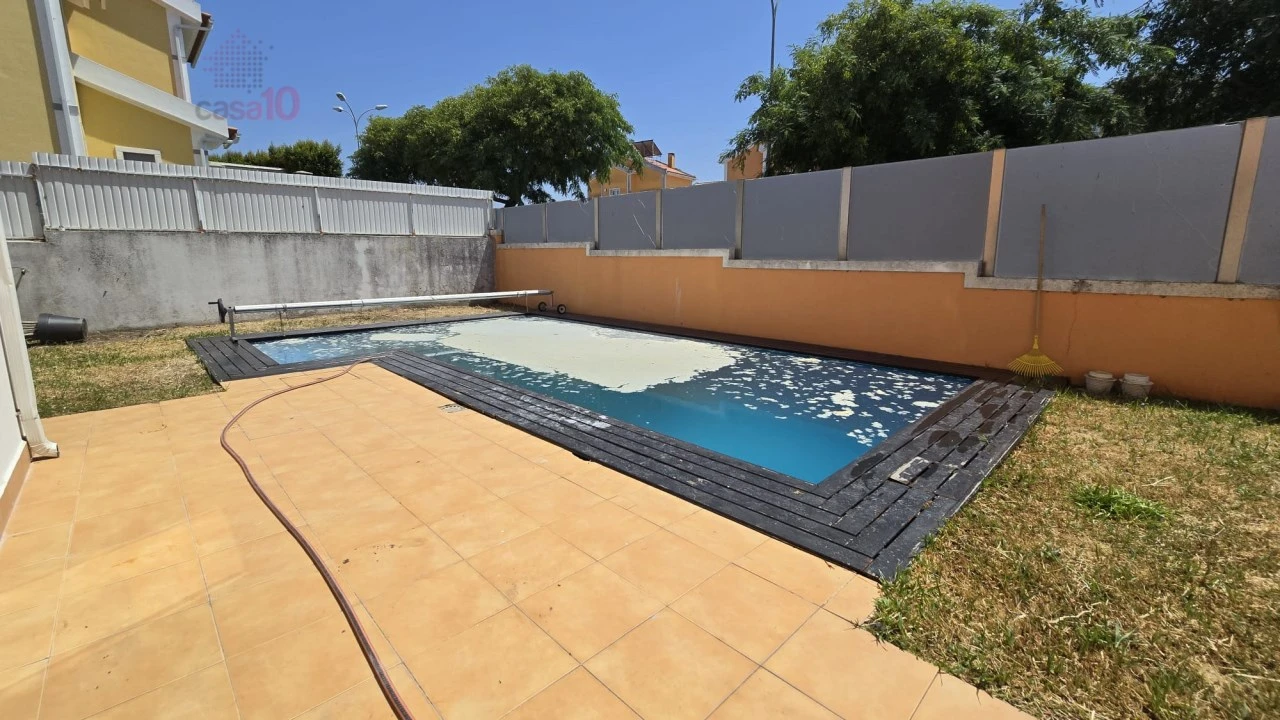 Moradia T4 para Arrendamento em Rio de Mouro Foto 4