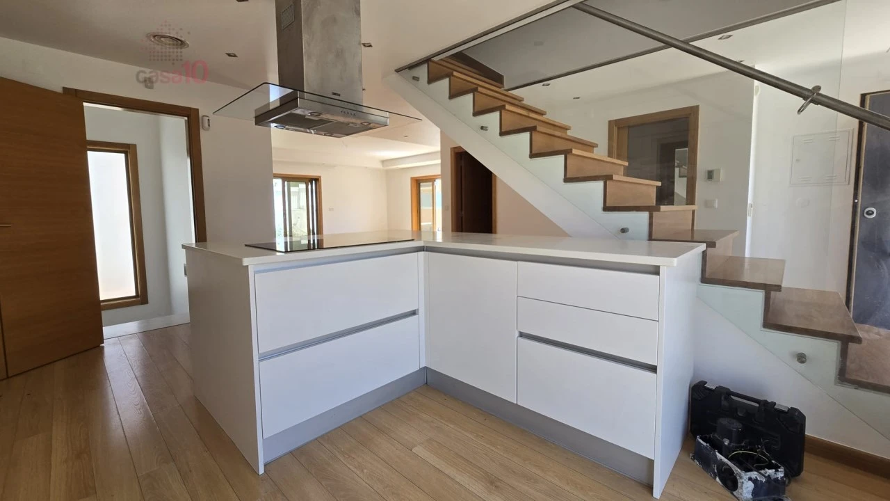 Moradia T4 para Arrendamento em Rio de Mouro Foto 6