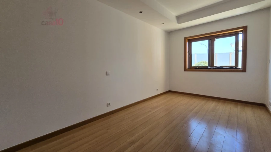 Moradia T4 para Arrendamento em Rio de Mouro Foto 9