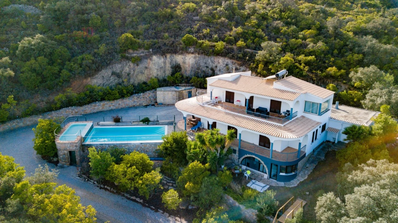 Quinta T4 para Venda em Santa Barbara de Nexe Foto 1