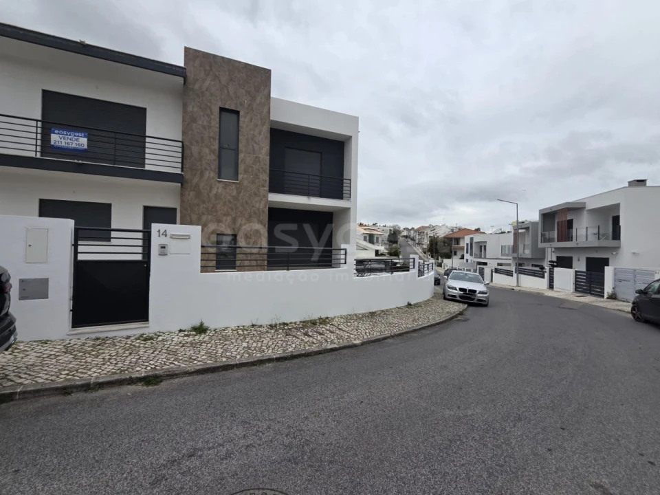 Moradia T5 para Venda em Laranjeiro e Feijó Foto 1