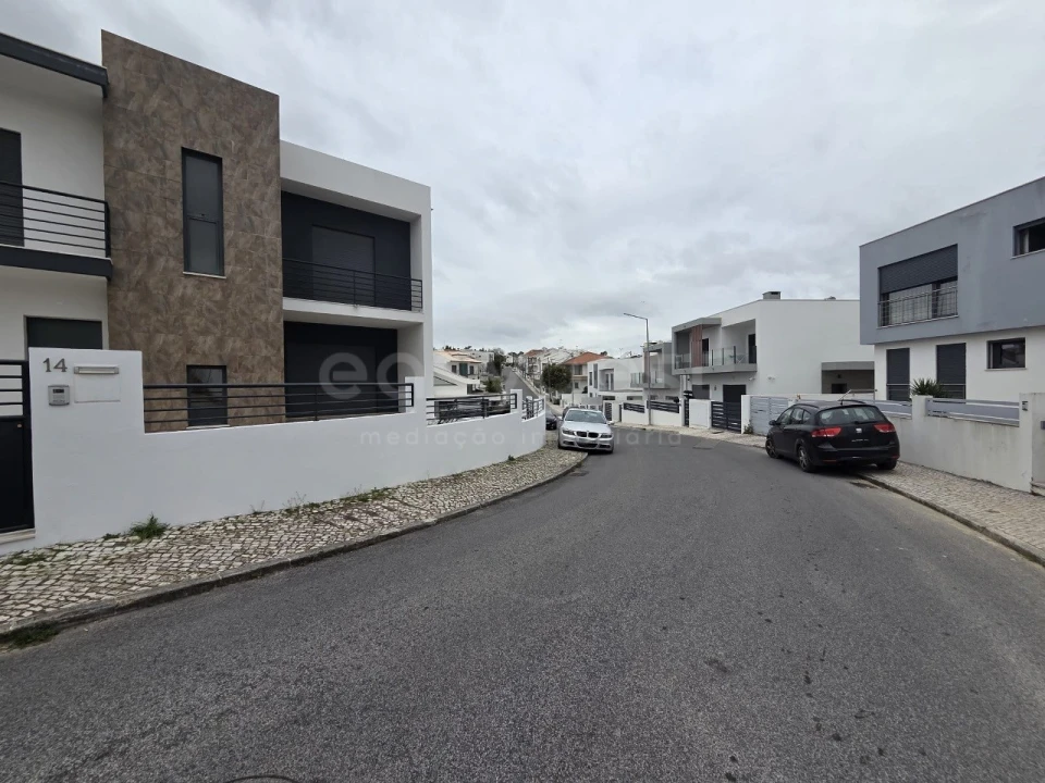 Moradia T5 para Venda em Laranjeiro e Feijó Foto 2