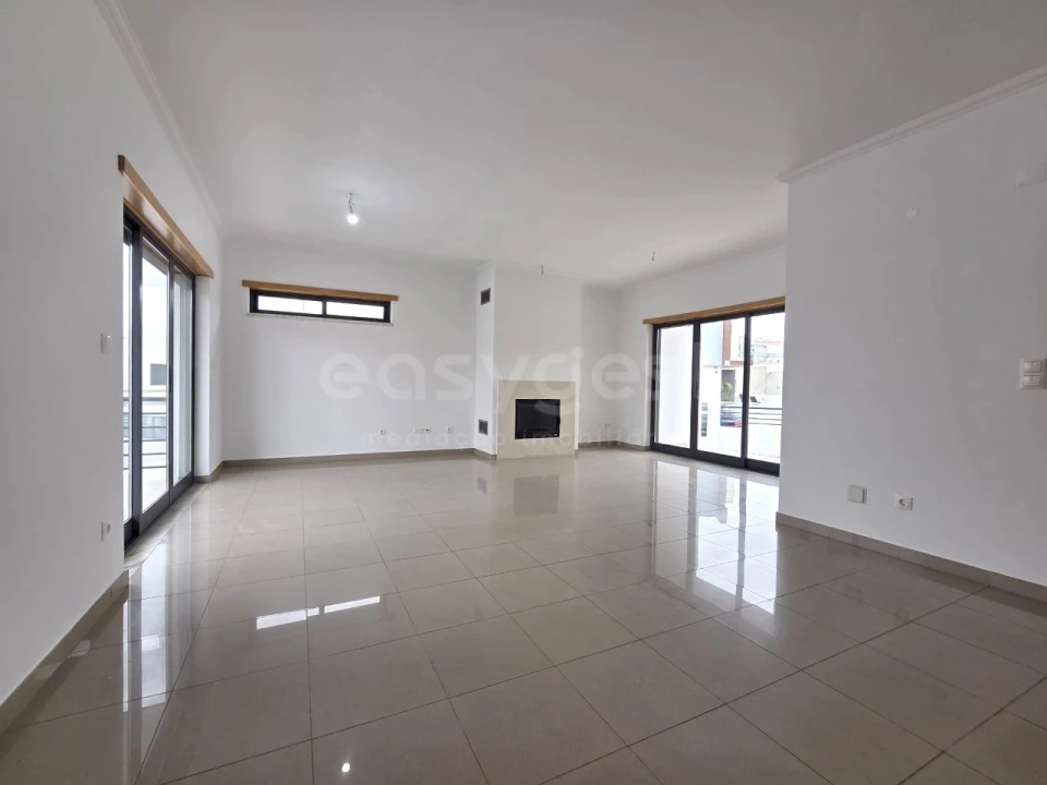 Moradia T5 para Venda em Laranjeiro e Feijó Foto 3