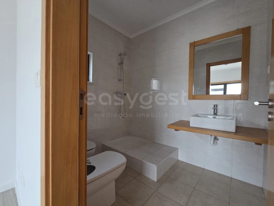 Moradia T5 para Venda em Laranjeiro e Feijó Foto 11