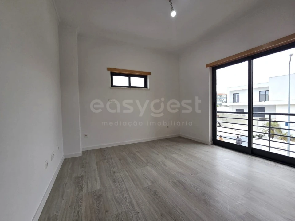 Moradia T5 para Venda em Laranjeiro e Feijó Foto 16