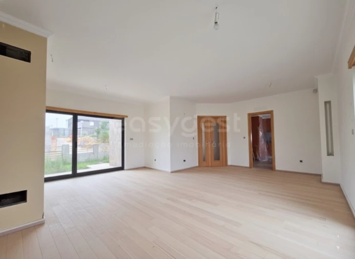 Moradia T5 para Venda em Laranjeiro e Feijó Foto 2