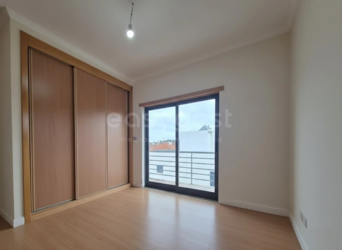 Moradia T5 para Venda em Laranjeiro e Feijó Foto 4