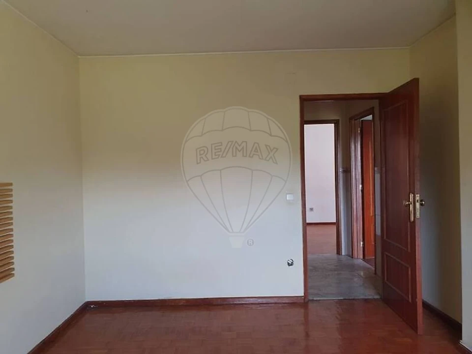 Apartamento T3 para Venda em Oliveira do Douro Foto 2
