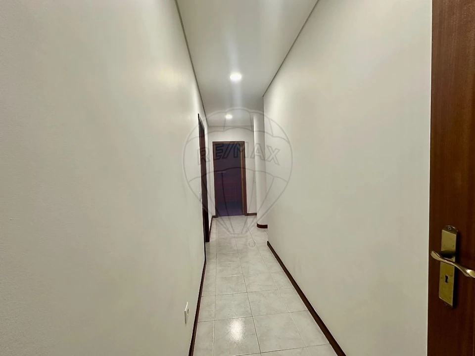 Apartamento T2 para Venda em Santa Maria de Lamas Foto 9