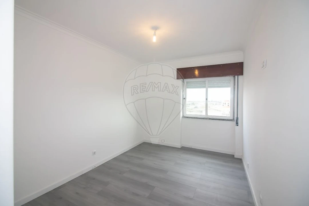 Apartamento T3 para Venda em Carregado e Cadafais Foto 13