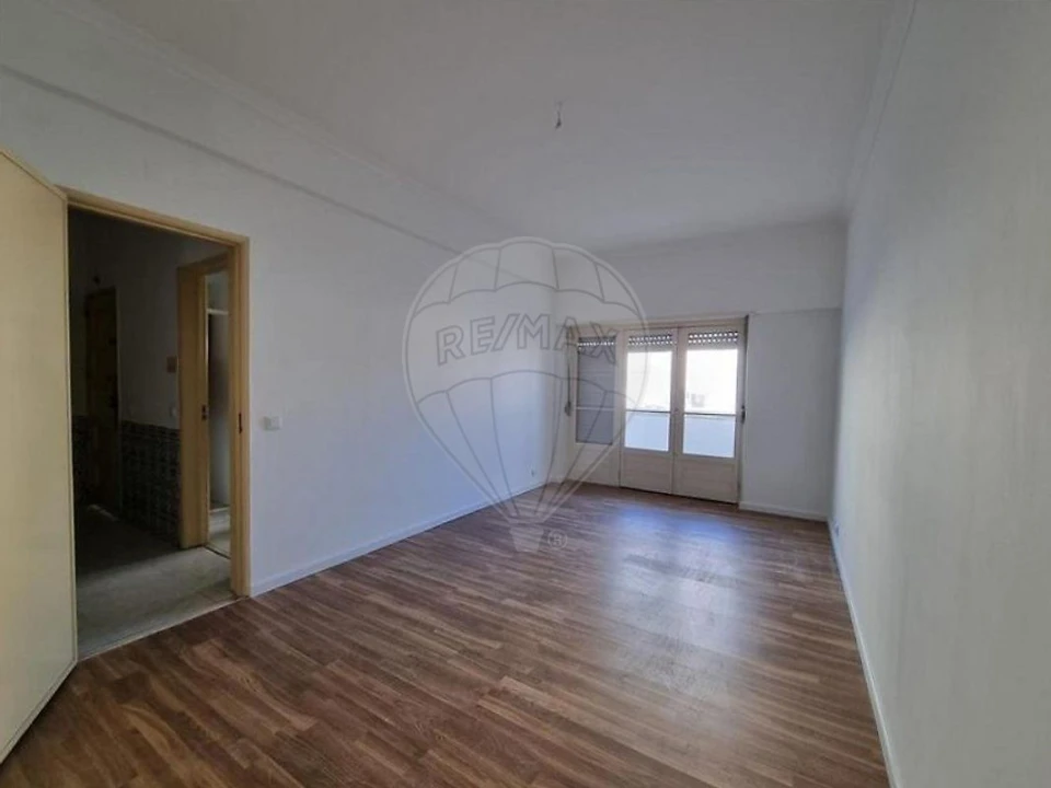 Apartamento T2 para Venda em Porto Salvo Foto 1