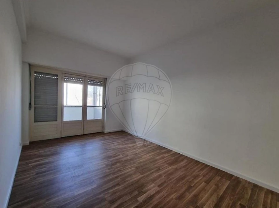 Apartamento T2 para Venda em Porto Salvo Foto 6
