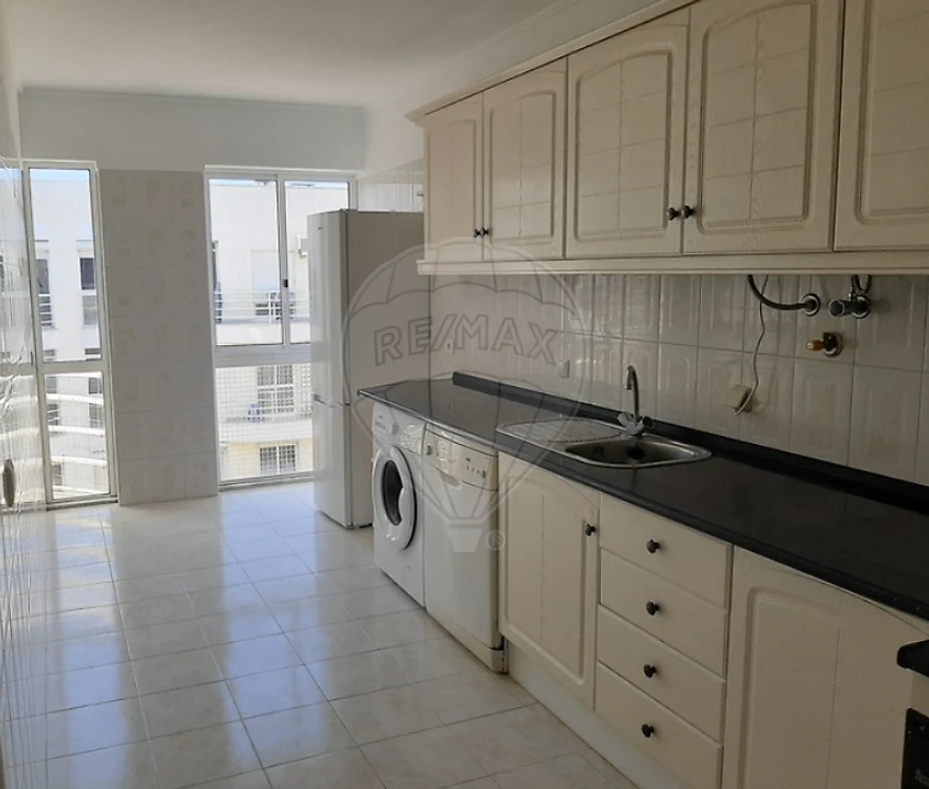 Apartamento T3 para Venda em Charneca de Caparica e Sobreda Foto 1