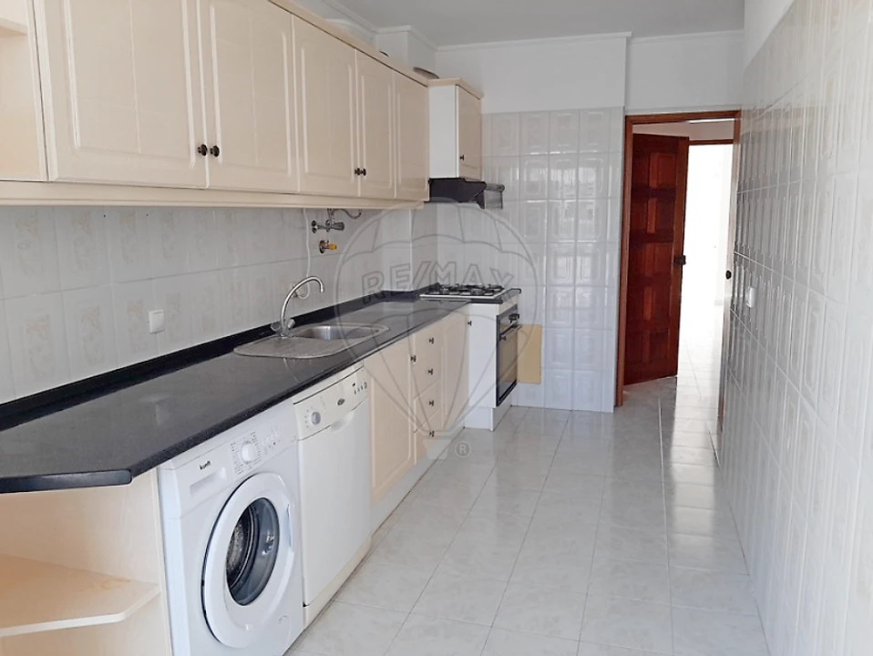 Apartamento T3 para Venda em Charneca de Caparica e Sobreda Foto 1