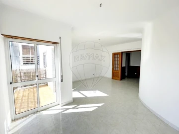 Apartamento T3 para Venda em Charneca de Caparica e Sobreda