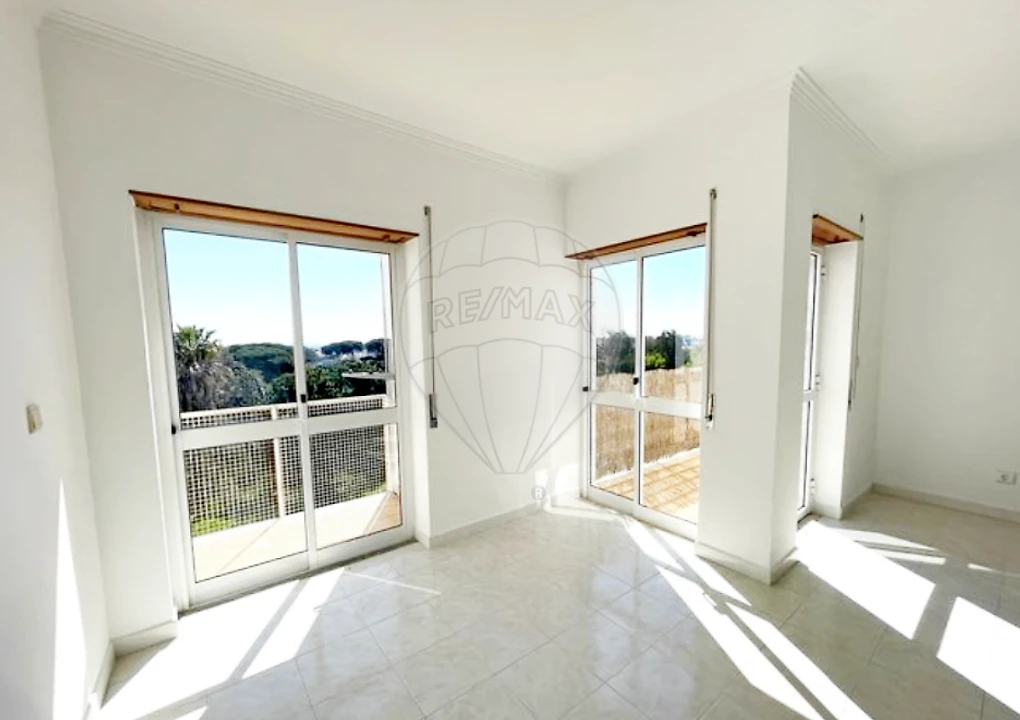 Apartamento T3 para Venda em Charneca de Caparica e Sobreda Foto 17