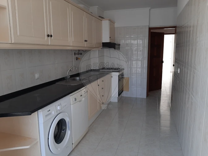 Apartamento T3 para Venda em Charneca de Caparica e Sobreda Foto 2