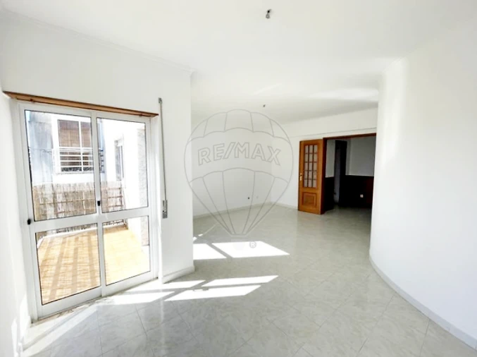 Apartamento T3 para Venda em Charneca de Caparica e Sobreda Foto 18