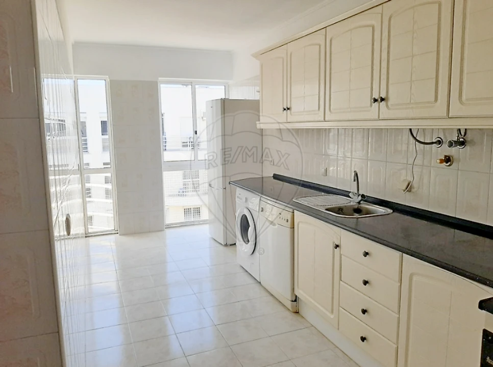Apartamento T3 para Venda em Charneca de Caparica e Sobreda Foto 2