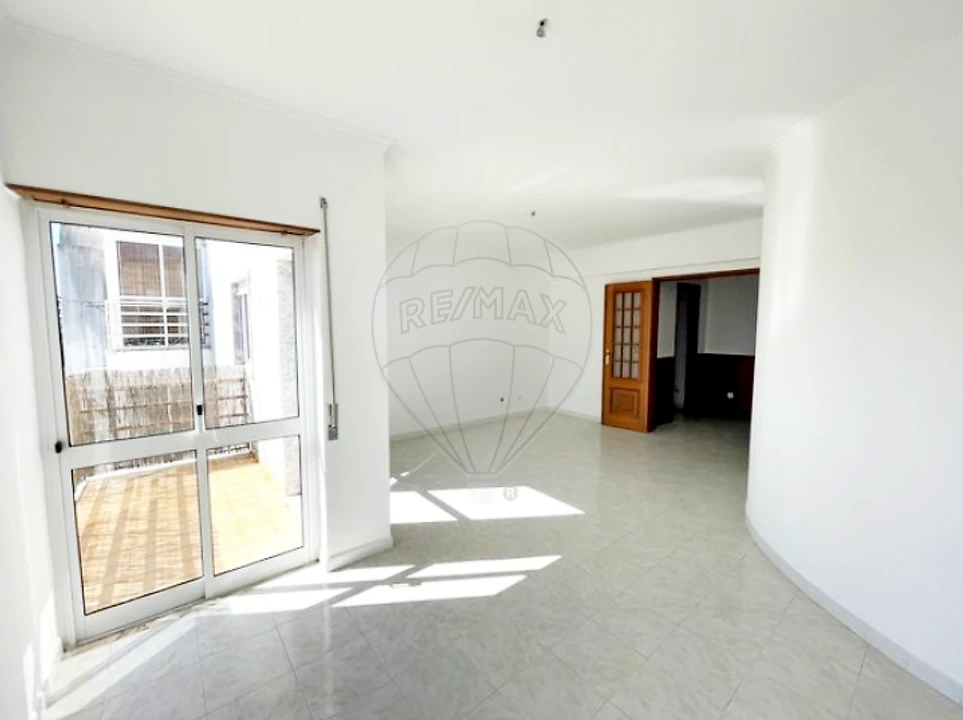 Apartamento T3 para Venda em Charneca de Caparica e Sobreda Foto 18