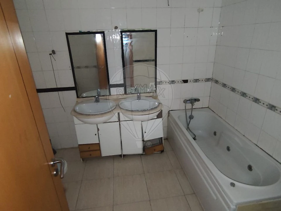 Apartamento T2 para Venda em Azambuja Foto 9