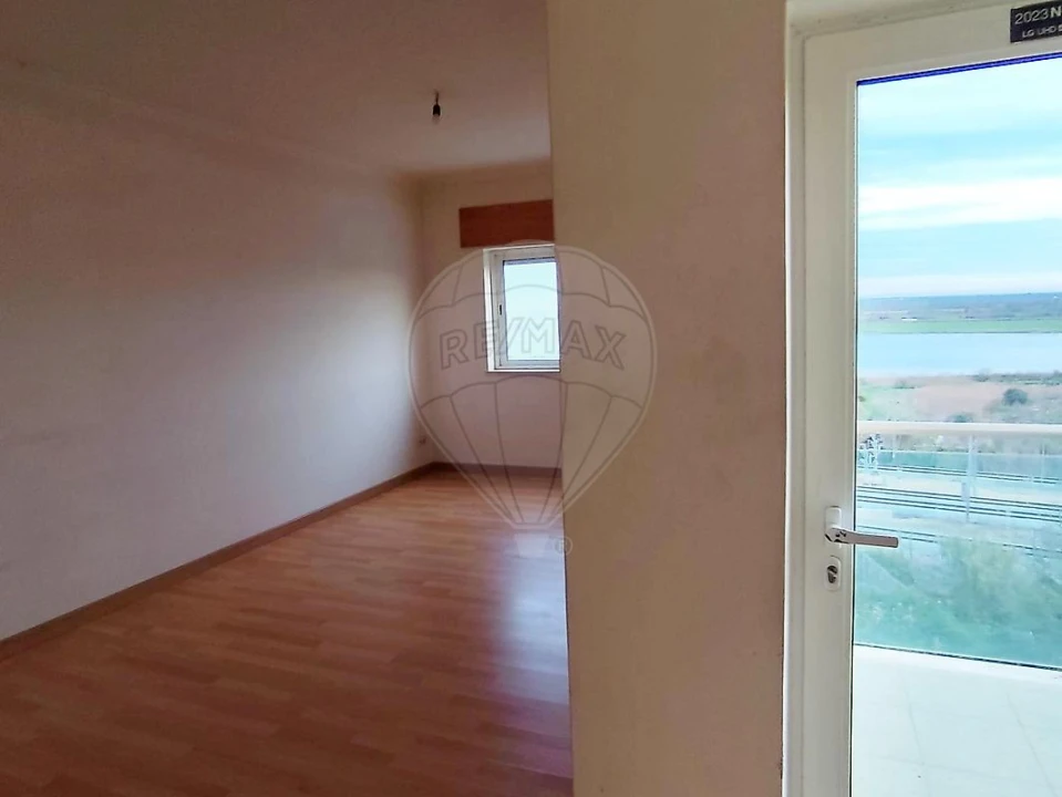 Apartamento T2 para Venda em Azambuja Foto 8