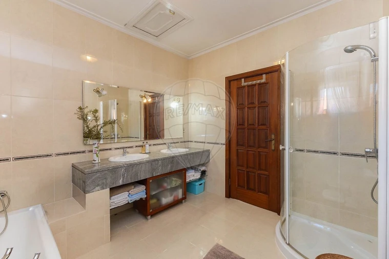 Moradia T4 para Venda em Alfena Foto 11