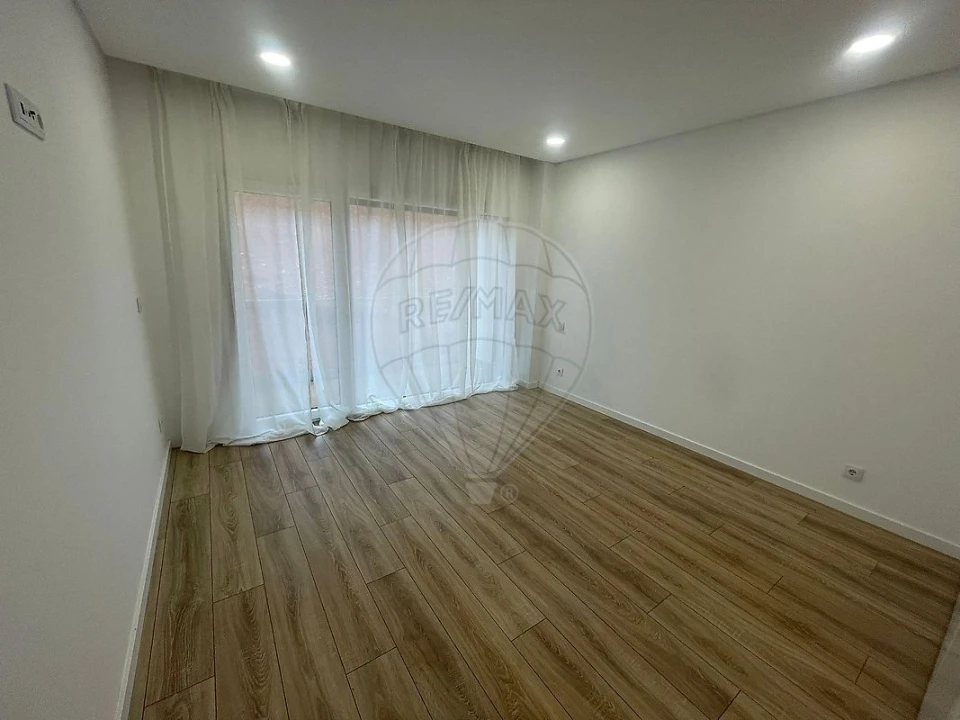 Moradia T4 para Arrendamento em Vialonga Foto 22