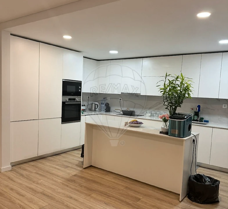 Moradia T4 para Arrendamento em Vialonga Foto 4