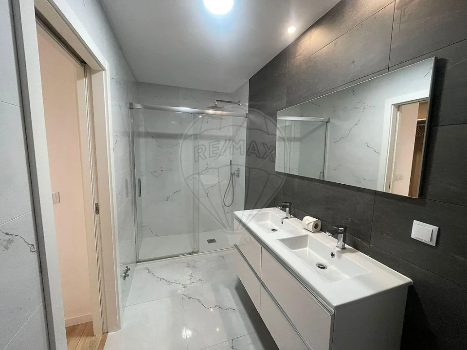 Moradia T4 para Arrendamento em Vialonga Foto 11