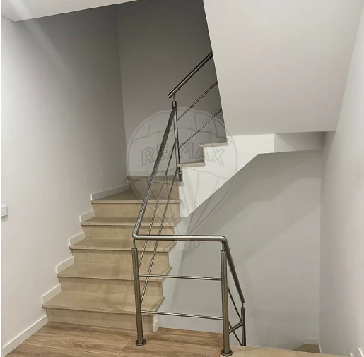 Moradia T4 para Arrendamento em Vialonga Foto 5