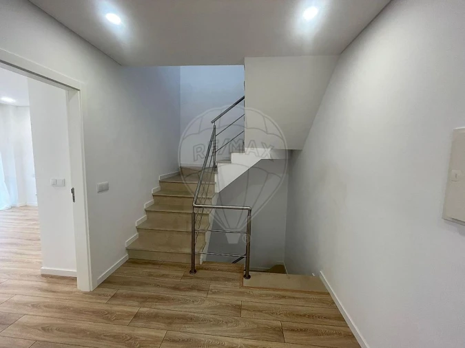 Moradia T4 para Arrendamento em Vialonga Foto 17