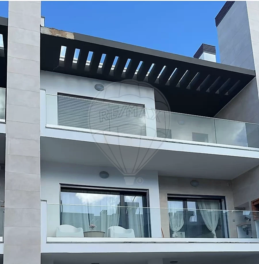 Moradia T4 para Arrendamento em Vialonga