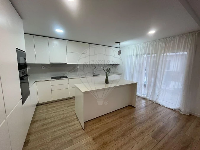 Moradia T4 para Arrendamento em Vialonga Foto 5