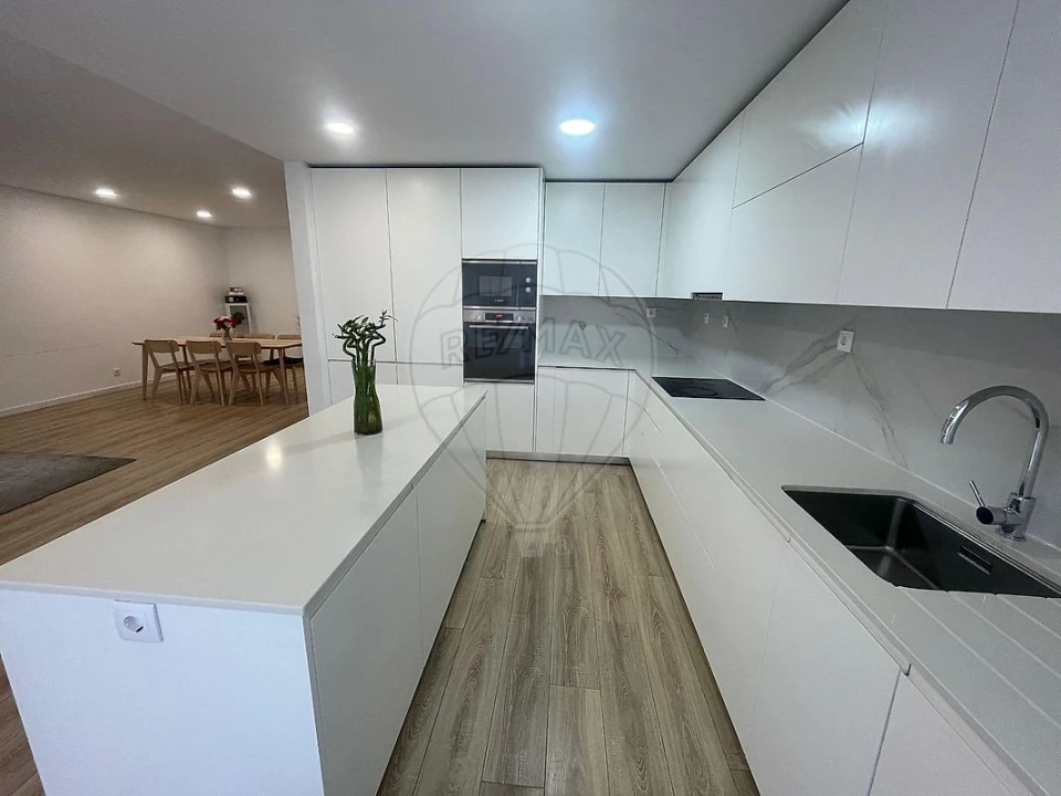 Moradia T4 para Arrendamento em Vialonga Foto 3