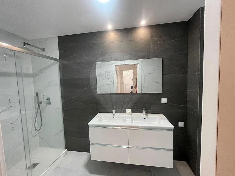 Moradia T4 para Arrendamento em Vialonga Foto 12