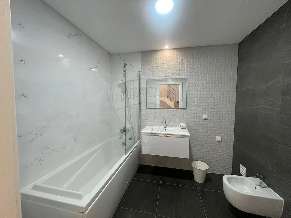 Moradia T4 para Arrendamento em Vialonga Foto 21