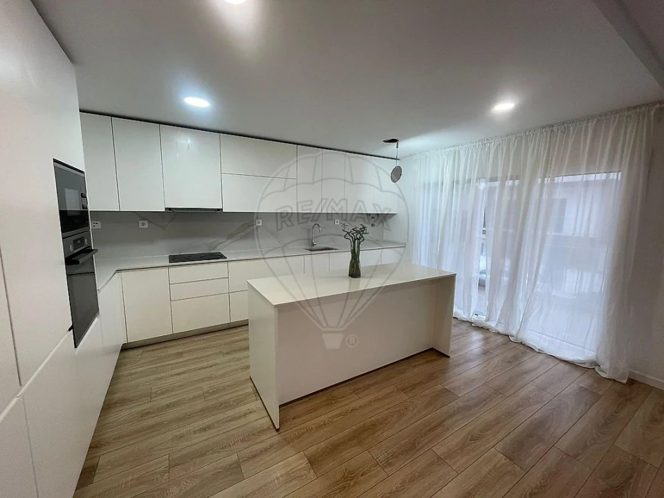 Moradia T4 para Arrendamento em Vialonga Foto 5